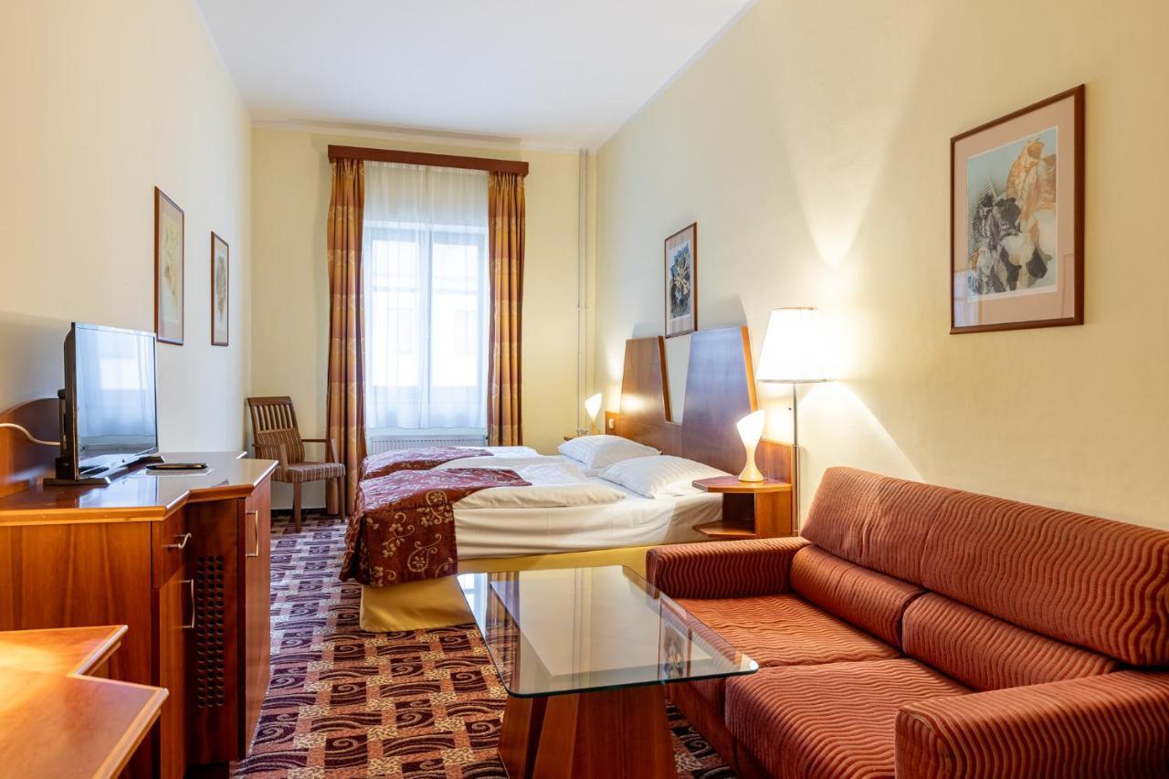 Grandhotel Zvon Ceske Budejovice Bagian luar foto