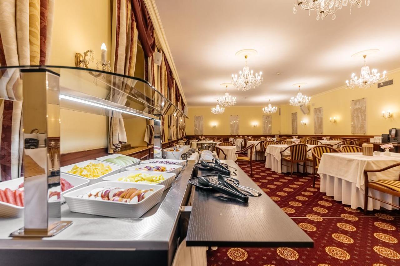Grandhotel Zvon Ceske Budejovice Bagian luar foto
