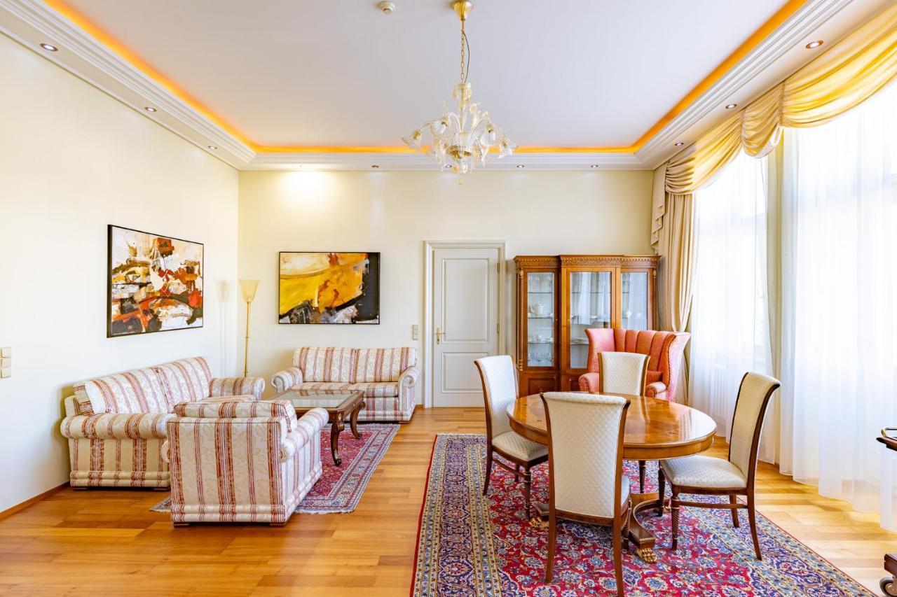 Grandhotel Zvon Ceske Budejovice Bagian luar foto