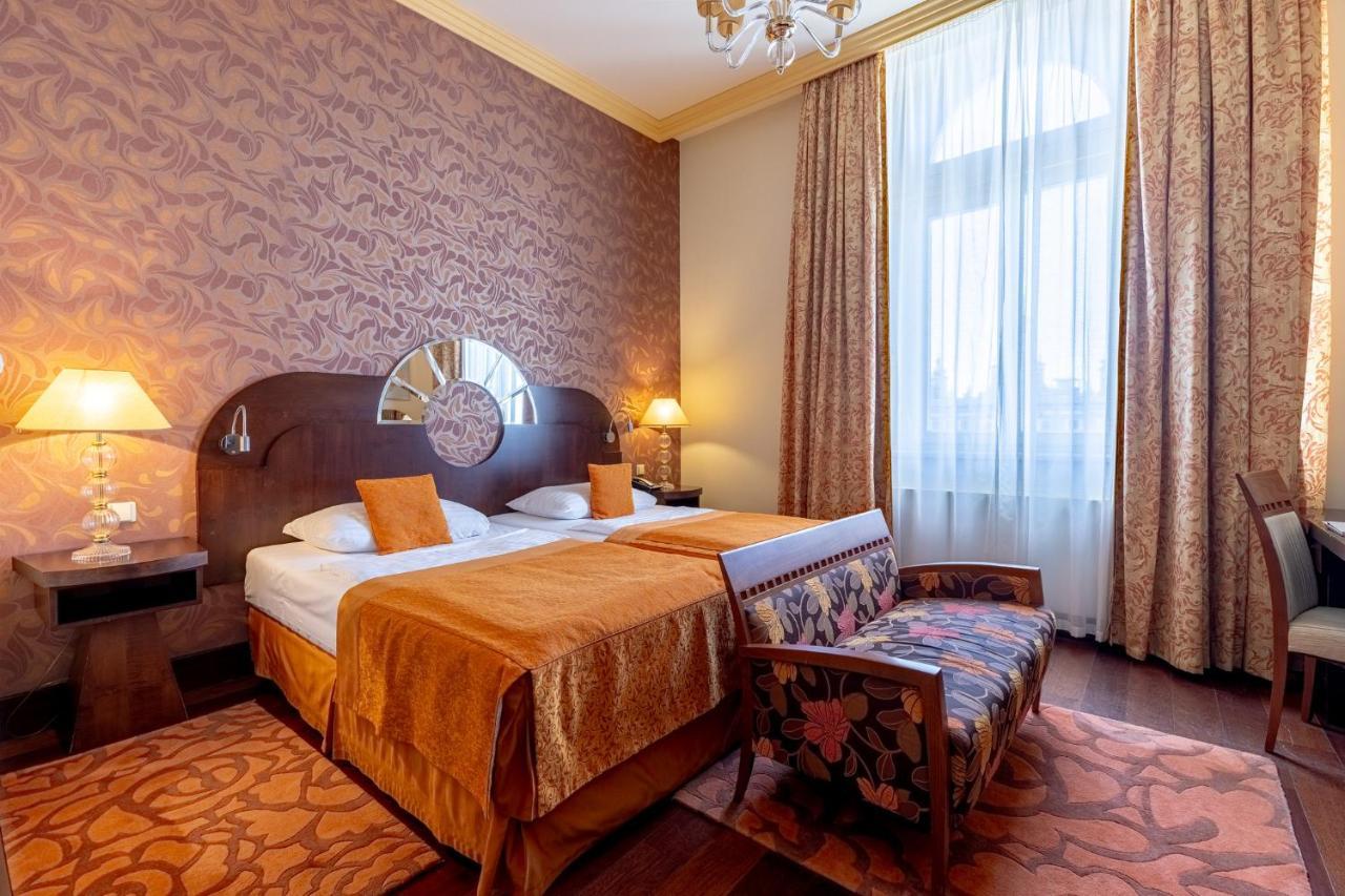 Grandhotel Zvon Ceske Budejovice Bagian luar foto