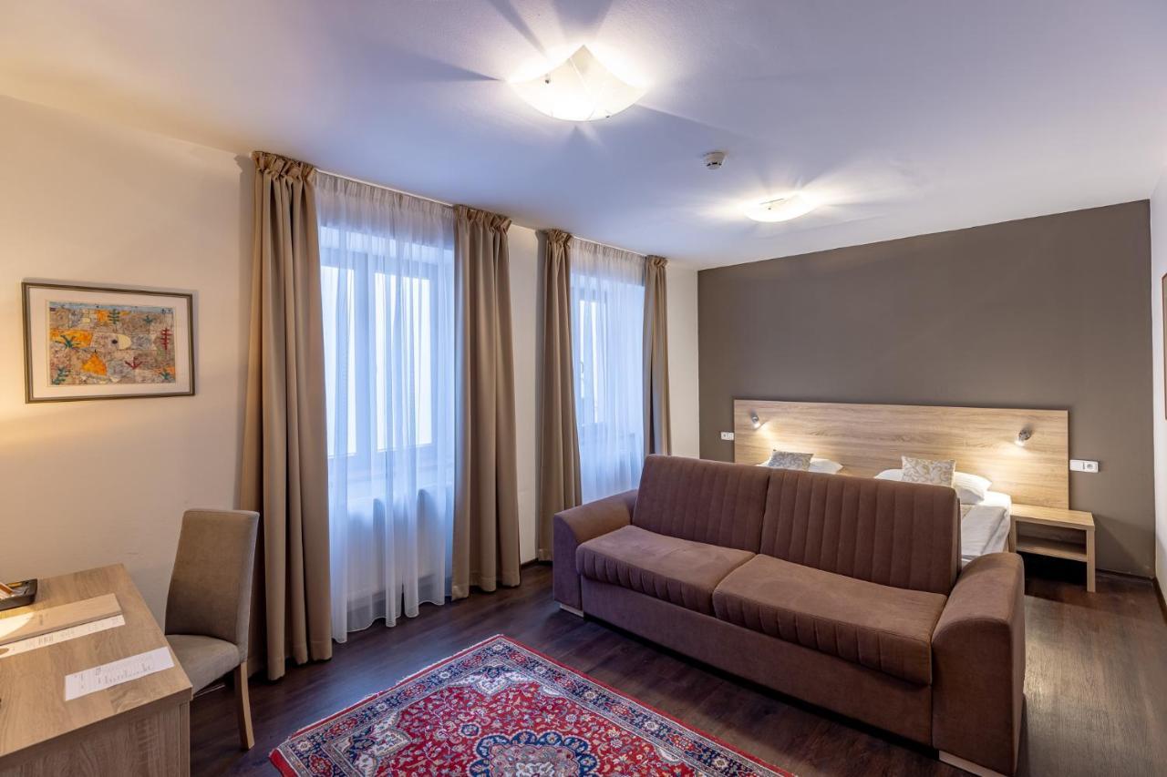 Grandhotel Zvon Ceske Budejovice Bagian luar foto