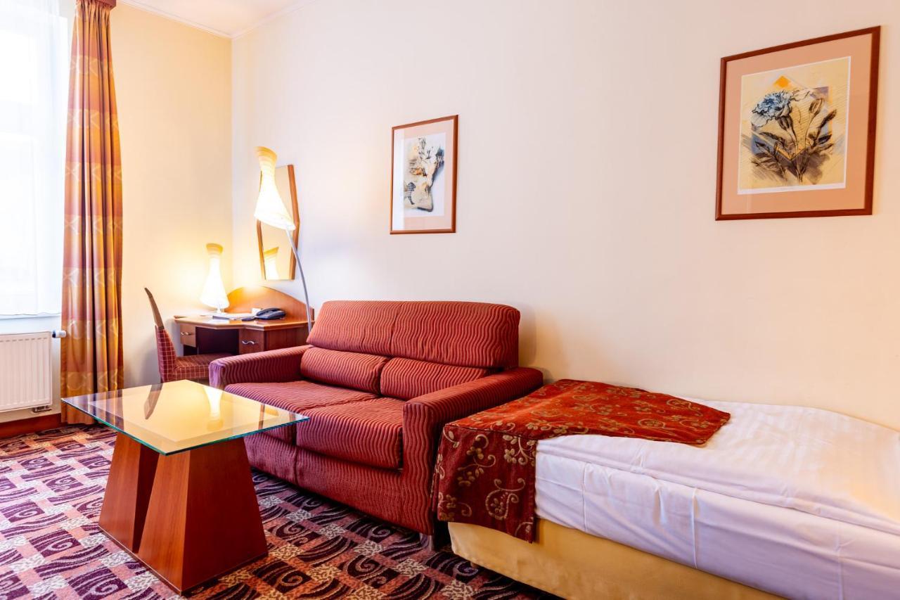 Grandhotel Zvon Ceske Budejovice Bagian luar foto