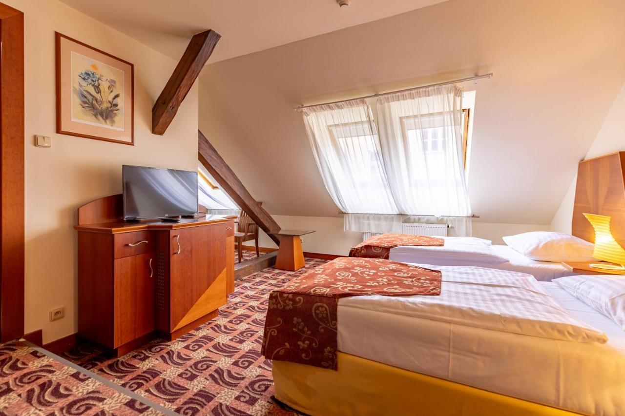 Grandhotel Zvon Ceske Budejovice Bagian luar foto