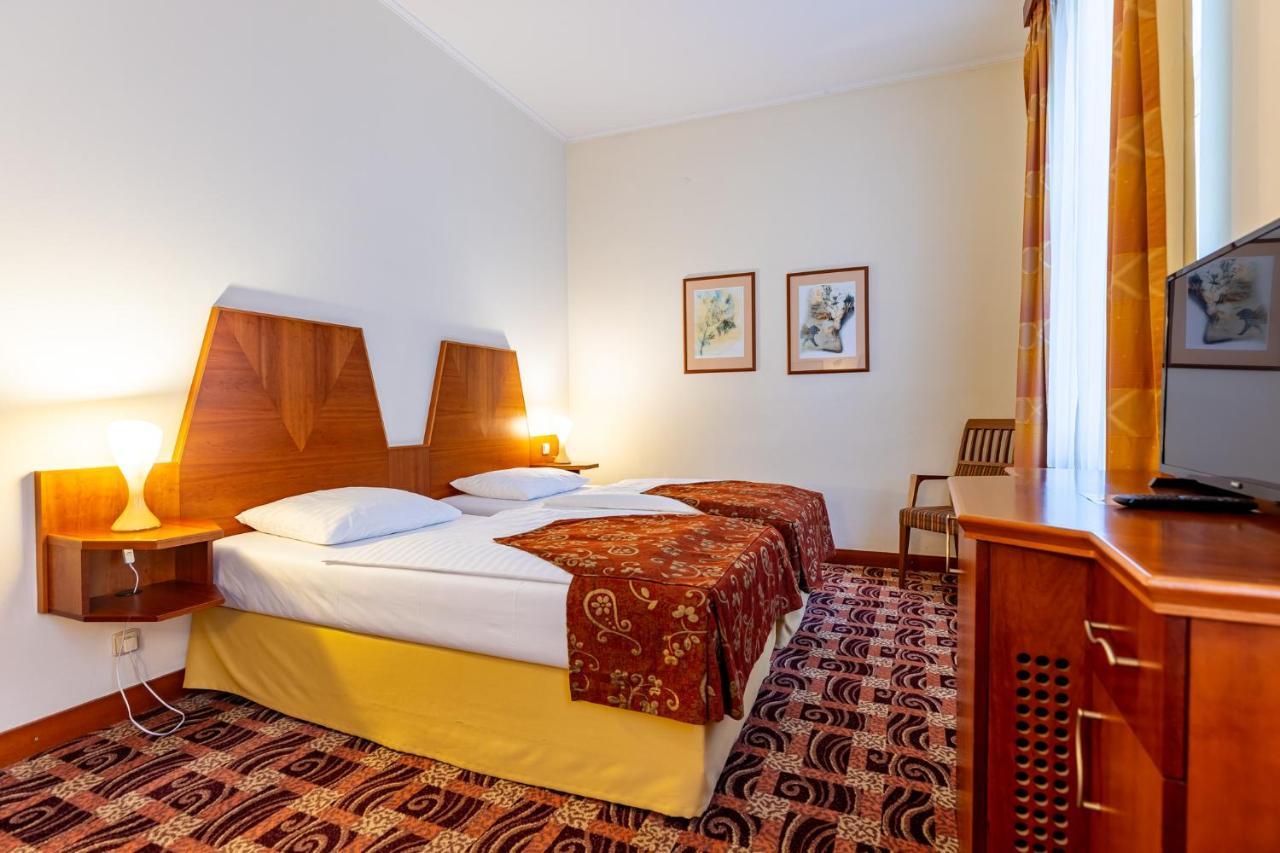 Grandhotel Zvon Ceske Budejovice Bagian luar foto