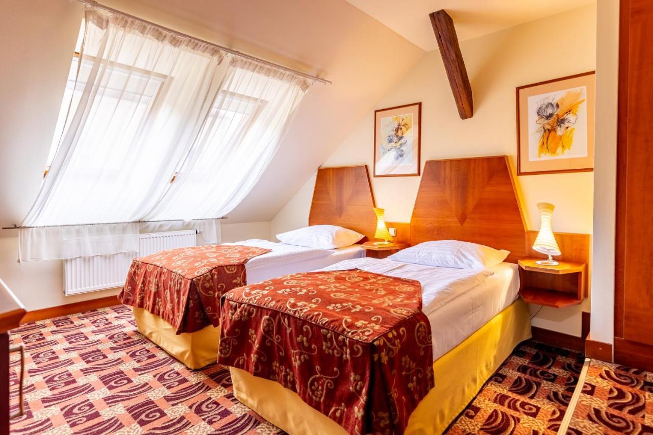 Grandhotel Zvon Ceske Budejovice Bagian luar foto
