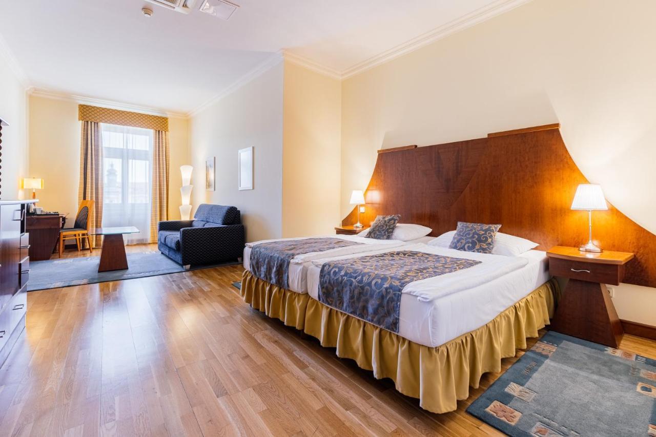 Grandhotel Zvon Ceske Budejovice Bagian luar foto