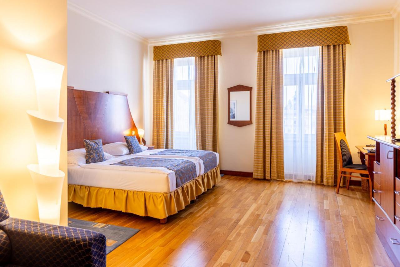 Grandhotel Zvon Ceske Budejovice Bagian luar foto