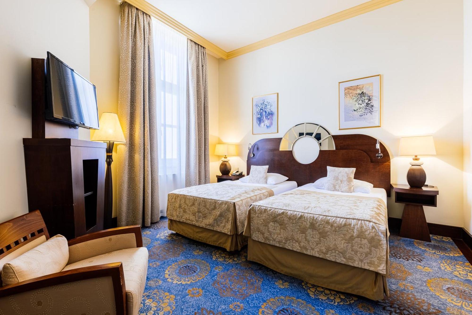 Grandhotel Zvon Ceske Budejovice Bagian luar foto