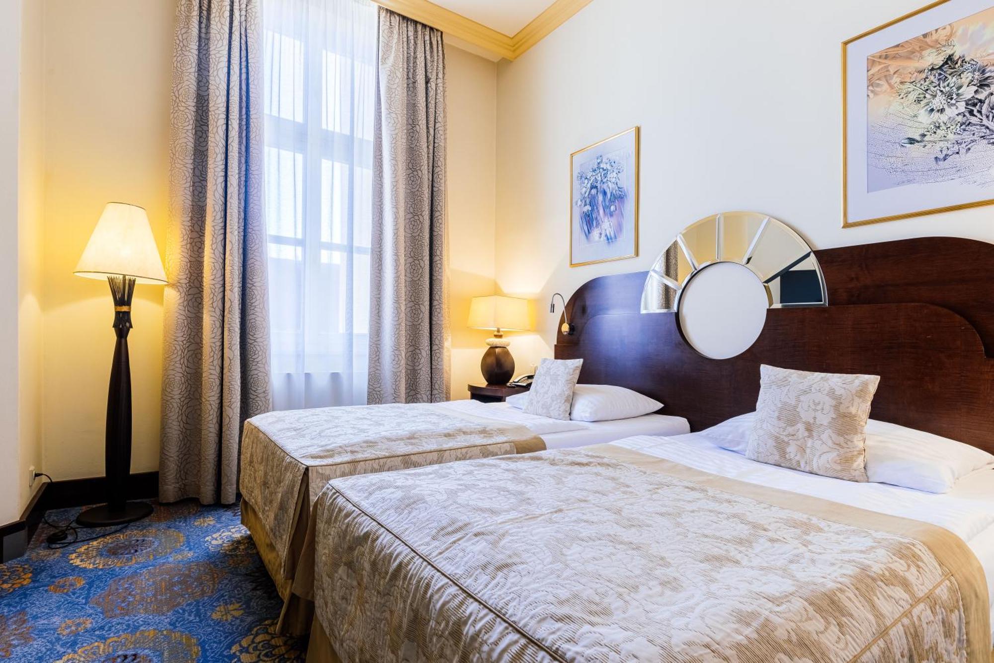 Grandhotel Zvon Ceske Budejovice Bagian luar foto