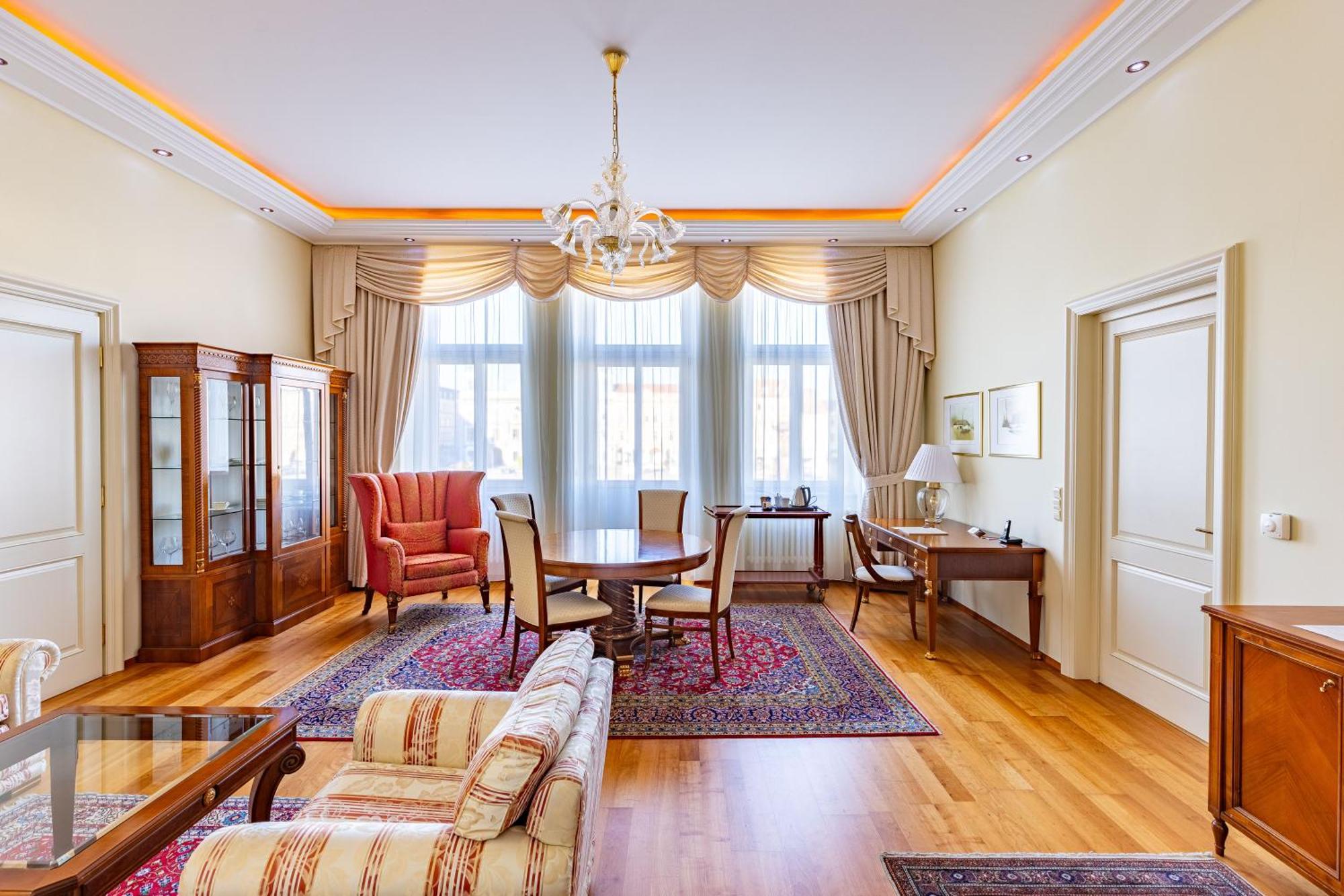 Grandhotel Zvon Ceske Budejovice Bagian luar foto