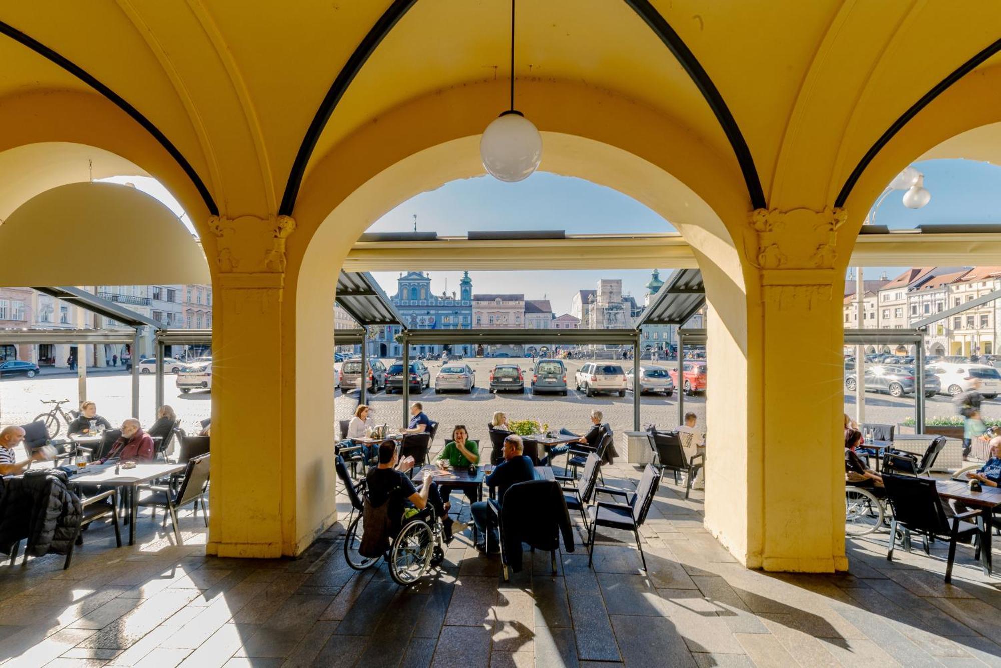 Grandhotel Zvon Ceske Budejovice Bagian luar foto